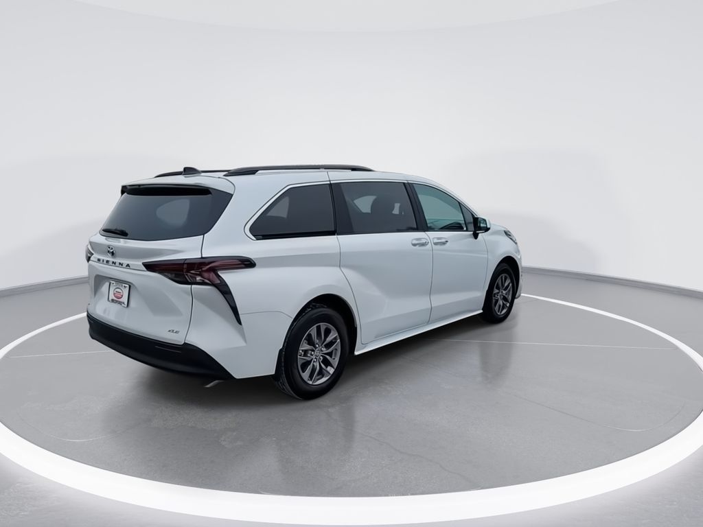 2025 Toyota Sienna XLE 8