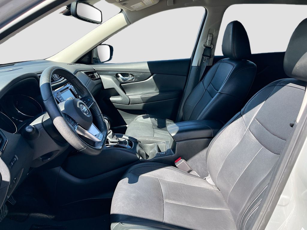 Used 2020 Silver Nissan SL image 21