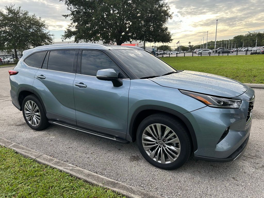 Thumbnail: 2022 Toyota Highlander - 7