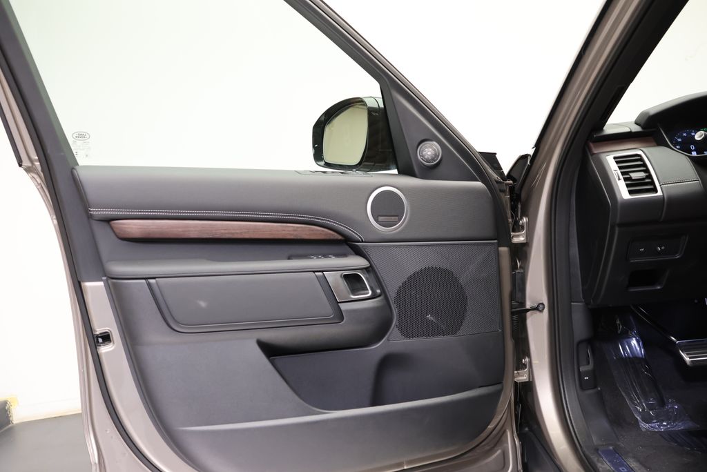 Thumbnail: 2026 Land Rover Discovery - 26