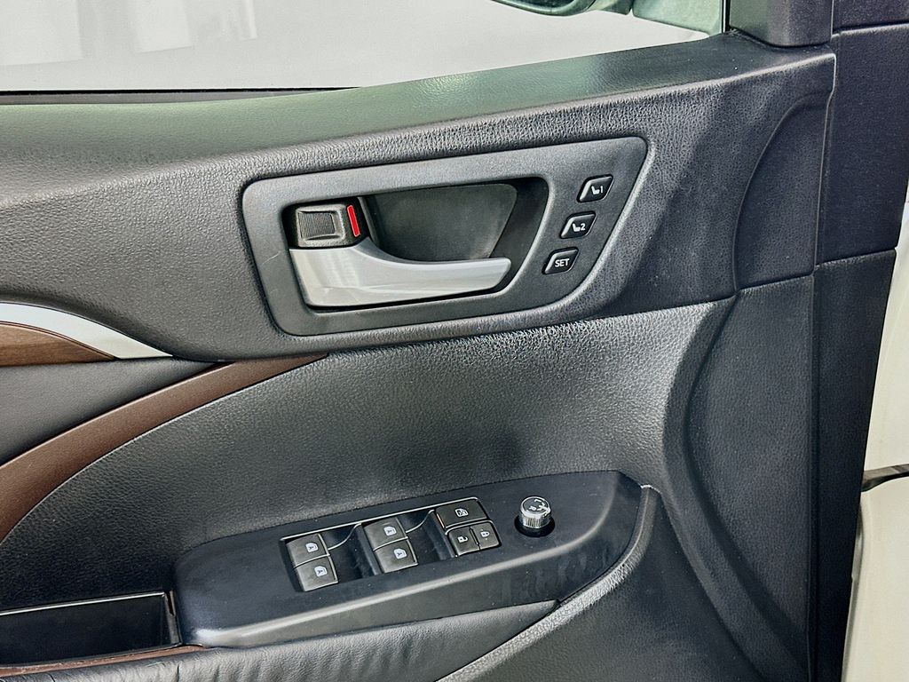 2015 Toyota Highlander Limited 17