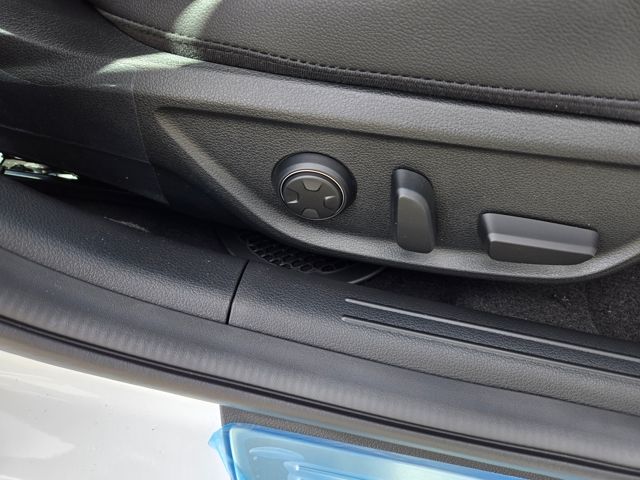 2025 Genesis G70  23
