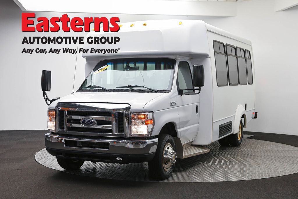 Oxford White 2018 Ford E-Series Chassis Pickup Truck Rear-Wheel Drive 6-Speed Automatic Overdrive