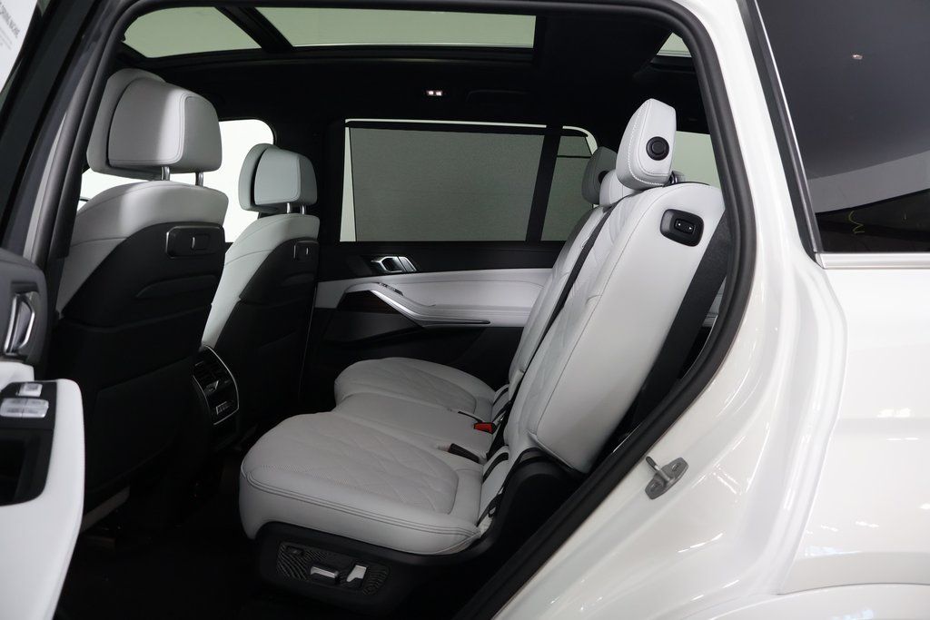 Thumbnail: 2026 BMW X7 - 6