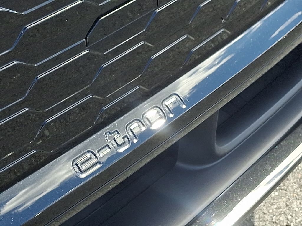 Thumbnail: 2025 Audi Q6 e-tron - 31