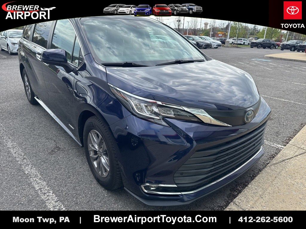 2021 Toyota Sienna XLE 7-Passenger Hybrid FWD's photo