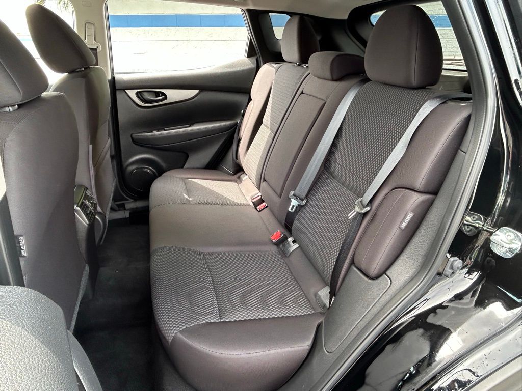 2022 Nissan Rogue Sport S 18