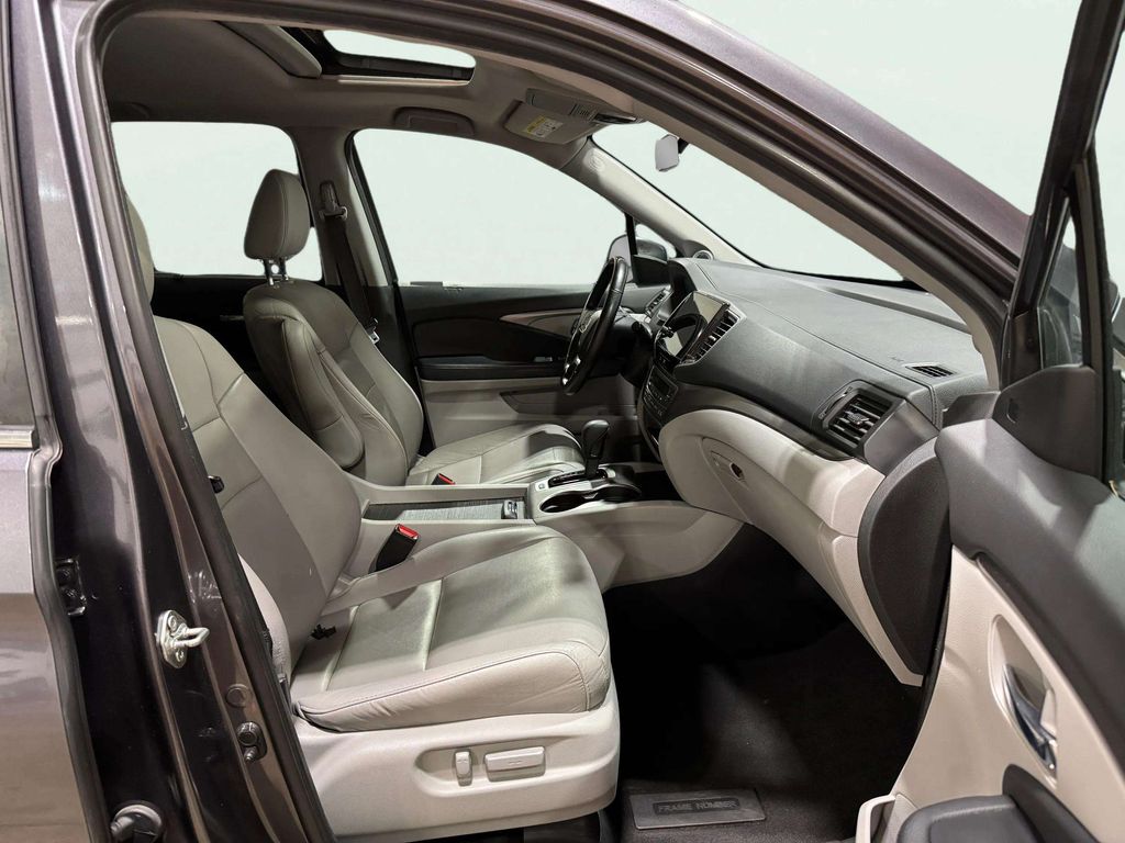 Certified Used 2019 Modern Steel Metallic Honda EX-L image 29