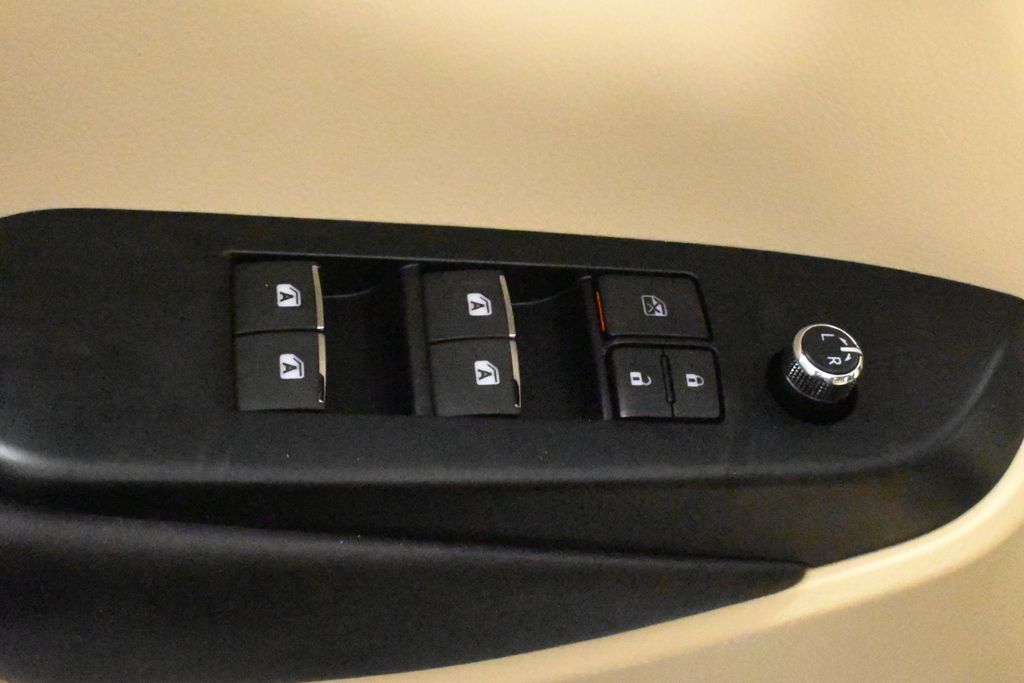 Thumbnail: 2016 Toyota Highlander - 32