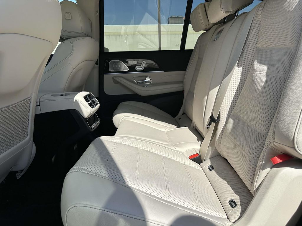2025 Mercedes-Benz GLS 450 4MATIC 16