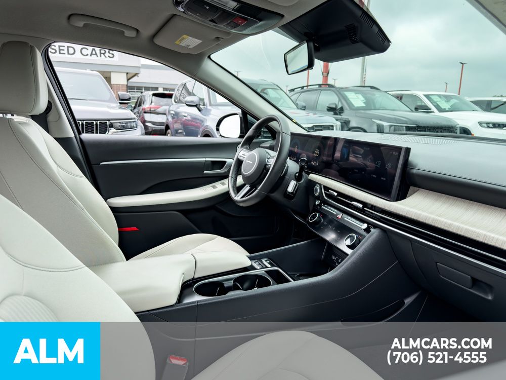 Used 2025 Black Hyundai SEL image 17
