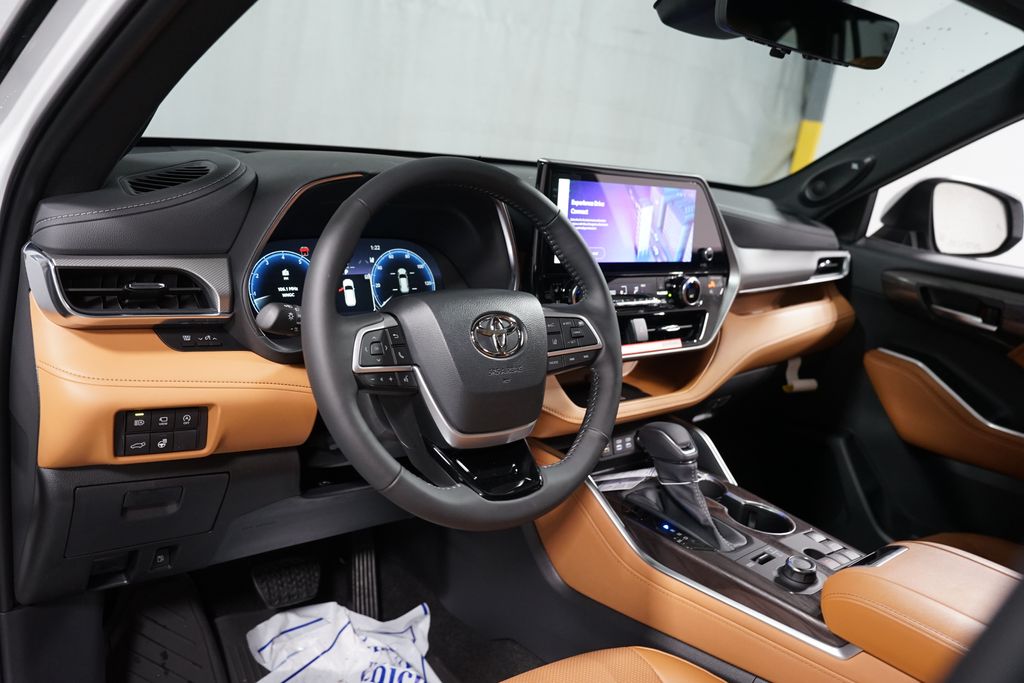 Thumbnail: 2026 Toyota Highlander - 12