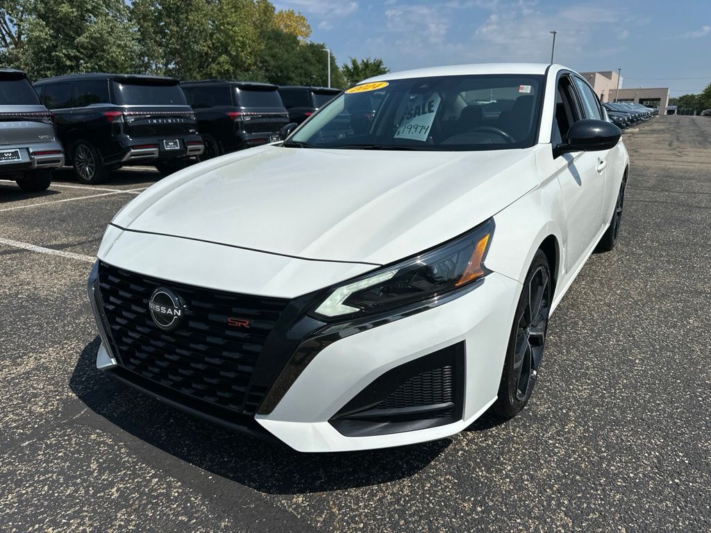 Glacier White 2024 Nissan Altima Sedan Front-Wheel Drive Continuously Variable Transmission