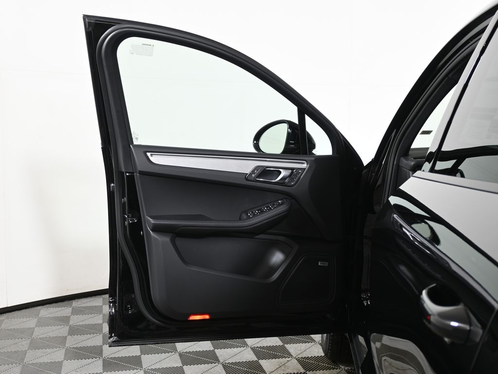 Thumbnail: 2026 Porsche Macan - 32