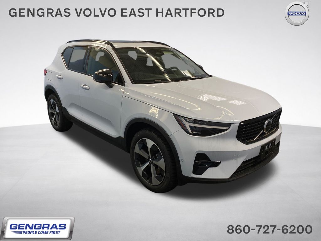White (Cloud) 2026 Volvo XC40 SUV / Crossover All-Wheel Drive Automatic