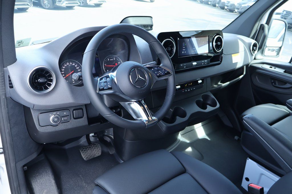 Thumbnail: 2025 Mercedes-Benz Sprinter - 3