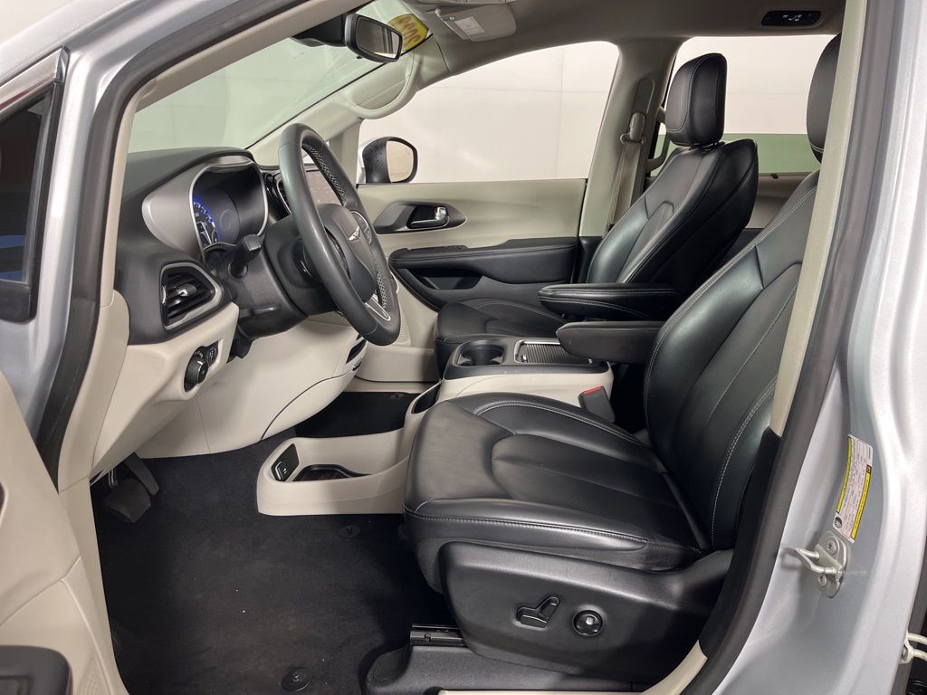 2023 Chrysler Pacifica Touring L 3
