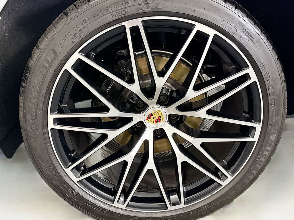 Thumbnail: 2025 Porsche Macan - 32