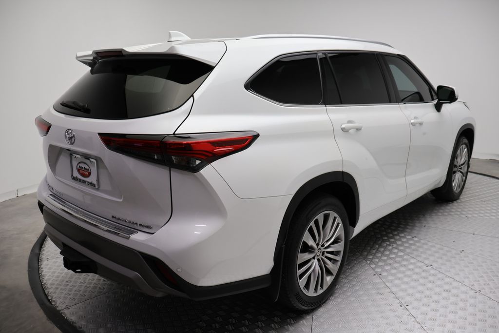 Thumbnail: 2023 Toyota Highlander - 8
