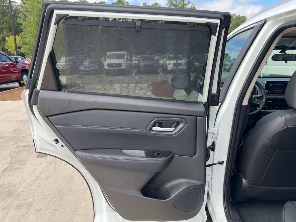2025 Everest White Pearl Nissan Rogue SV FWD SUV