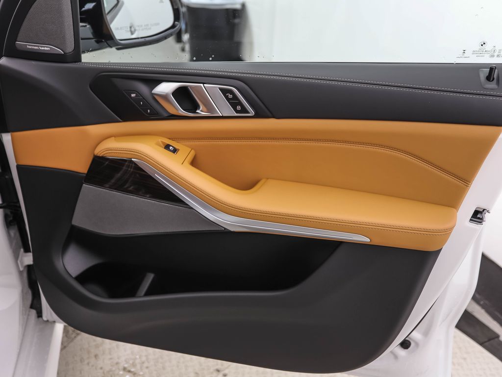 Thumbnail: 2026 BMW X7 - 32