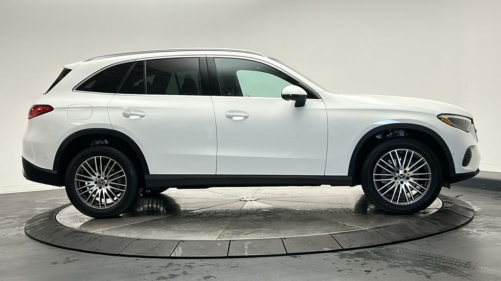 2025 Mercedes-Benz GLC 300 8