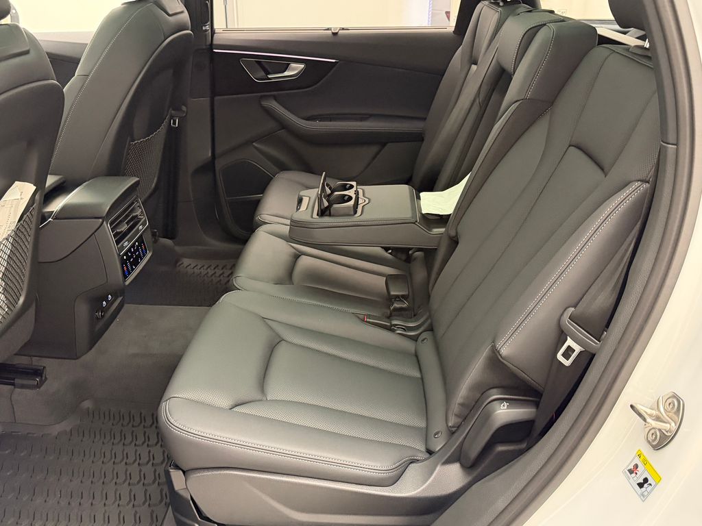 Thumbnail: 2026 Audi Q7 - 16