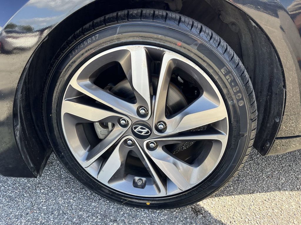 2017 Hyundai Elantra SE 32