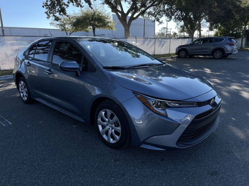 2025 Toyota Corolla LE's photo