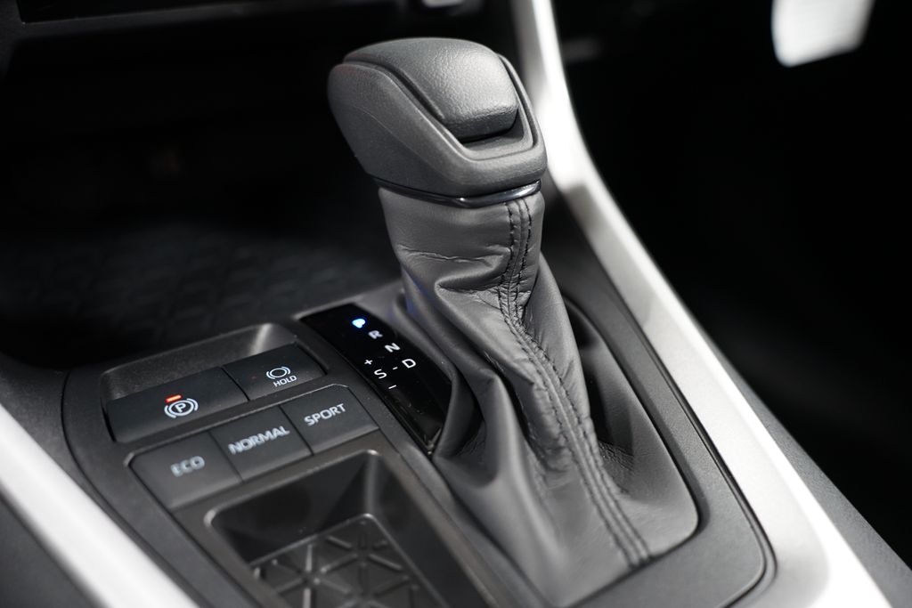 2025 Toyota RAV4 XLE 21