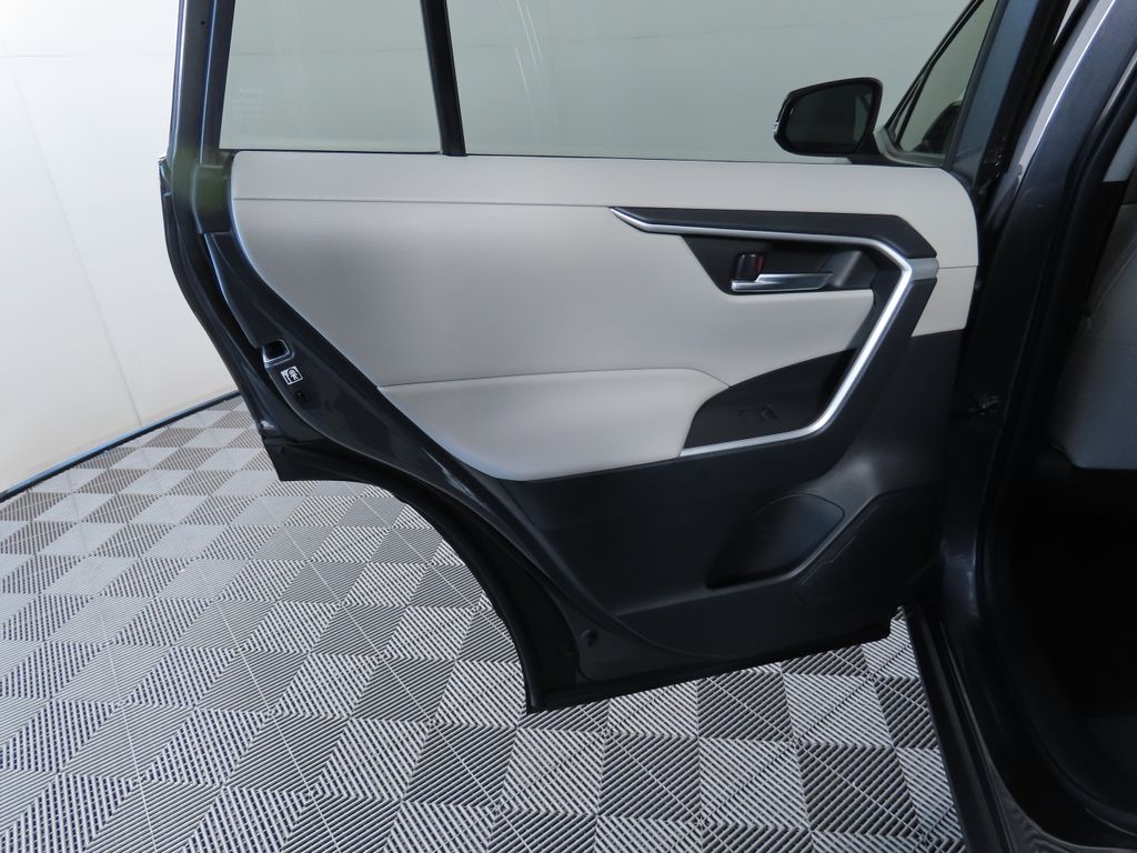 2019 Toyota RAV4 XLE 26