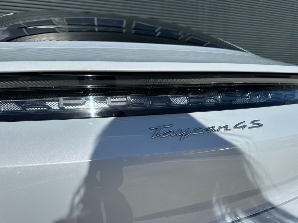 Thumbnail: 2022 Porsche Taycan - 14