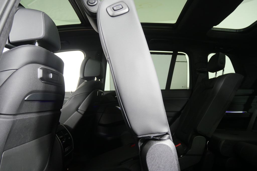Thumbnail: 2026 BMW X7 - 15