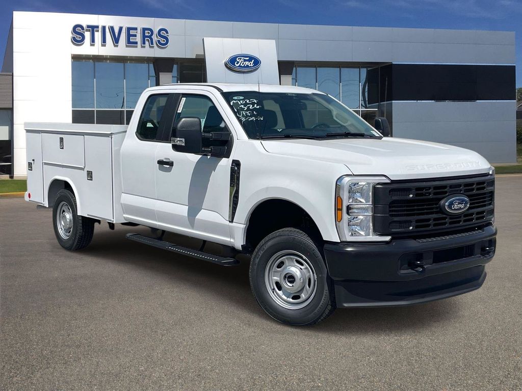 Oxford White 2026 Ford F-250 Super Duty Pickup Truck Four-Wheel Drive Automatic