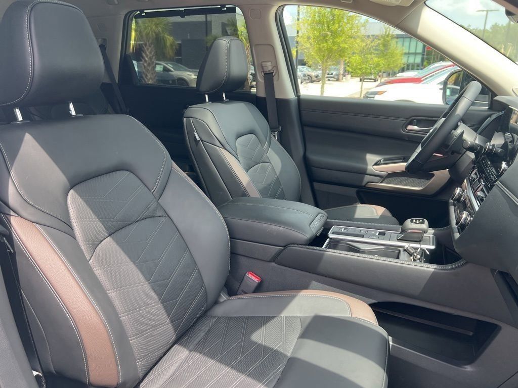 2025 Everest White Pearl Tricoat/Super Black Nissan Pathfinder Platinum FWD SUV