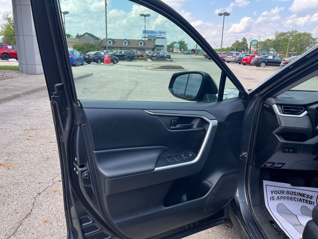 2019 Toyota RAV4 LE photo