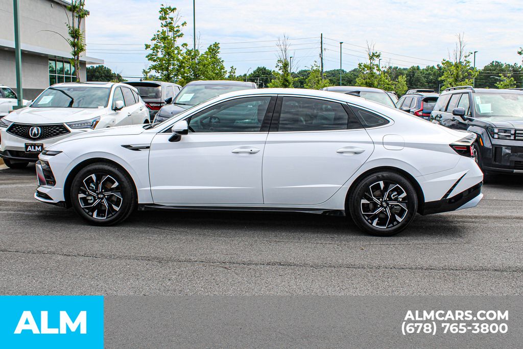 Used 2025 White Hyundai SEL image 7