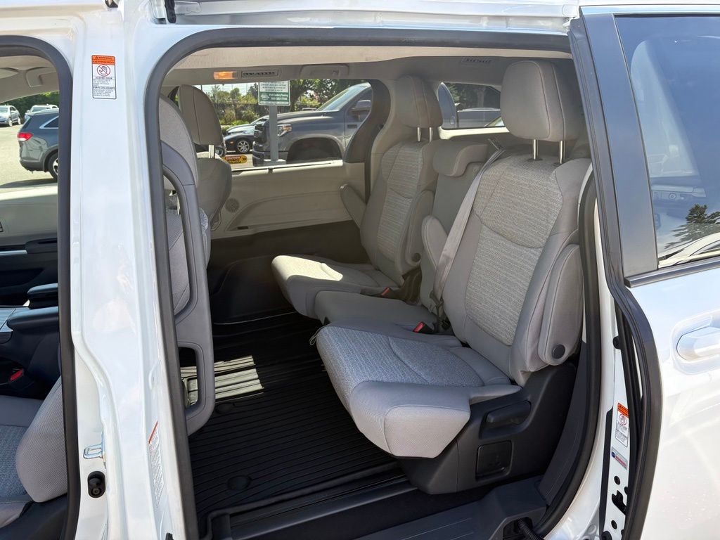 2023 Toyota Sienna LE