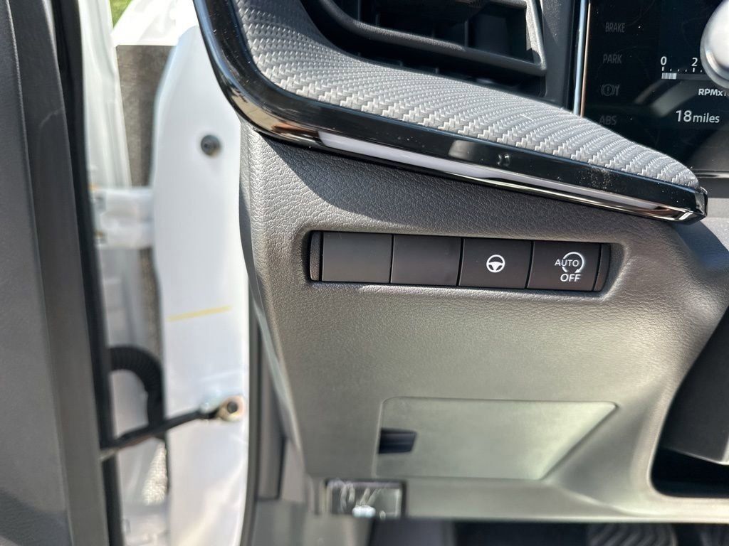 2025 Aspen White Tricoat Nissan Kicks SR FWD SUV