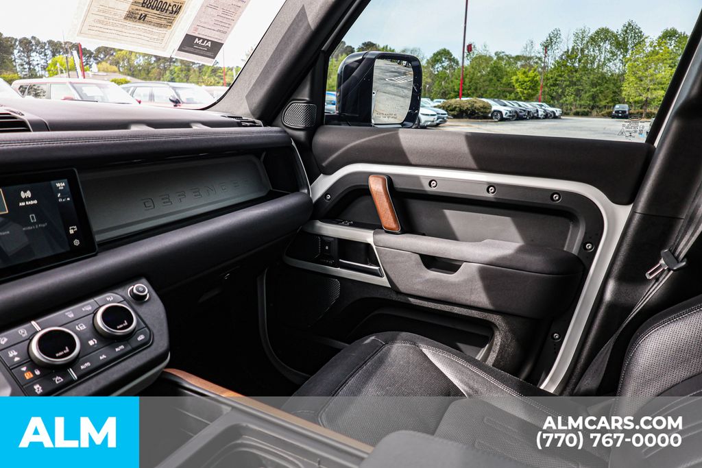Used 2022 White Land Rover X-Dynamic SE image 42