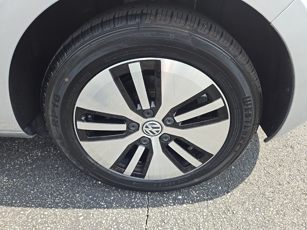 Thumbnail: 2016 Volkswagen e-Golf - 14