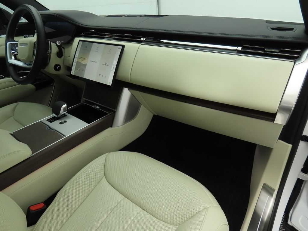 2024 Land Rover Range Rover SE 17