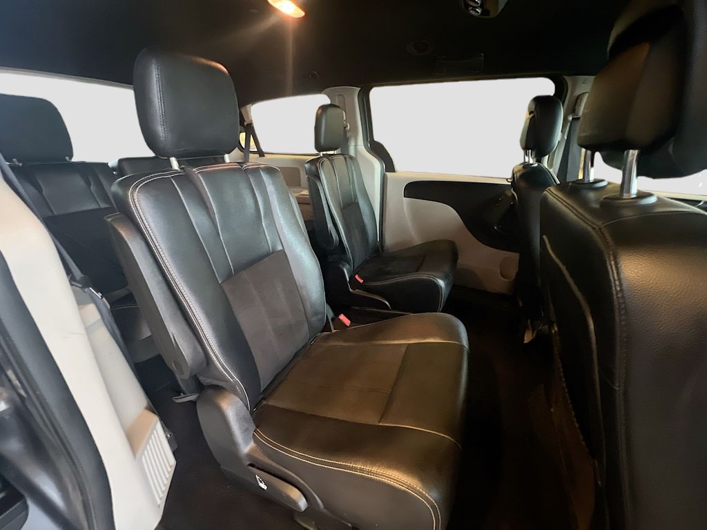 Used 2019 Gray Dodge SXT image 27
