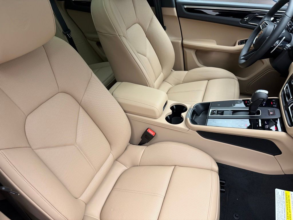 Thumbnail: 2026 Porsche Macan - 32