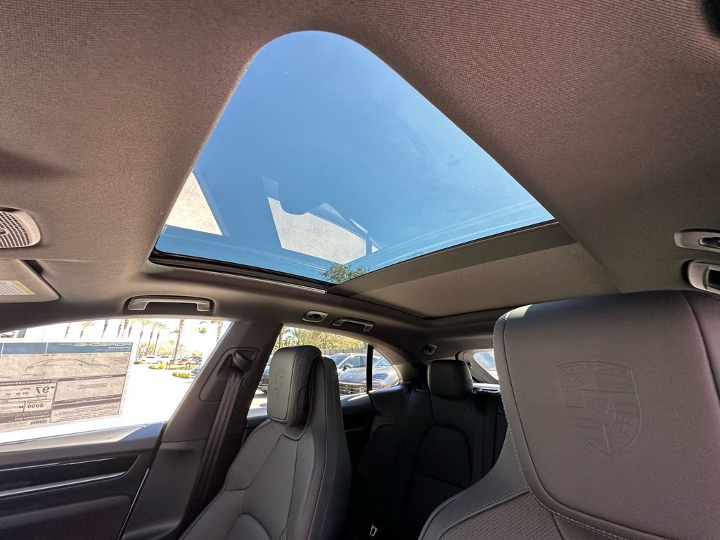 Thumbnail: 2026 Porsche Macan - 25