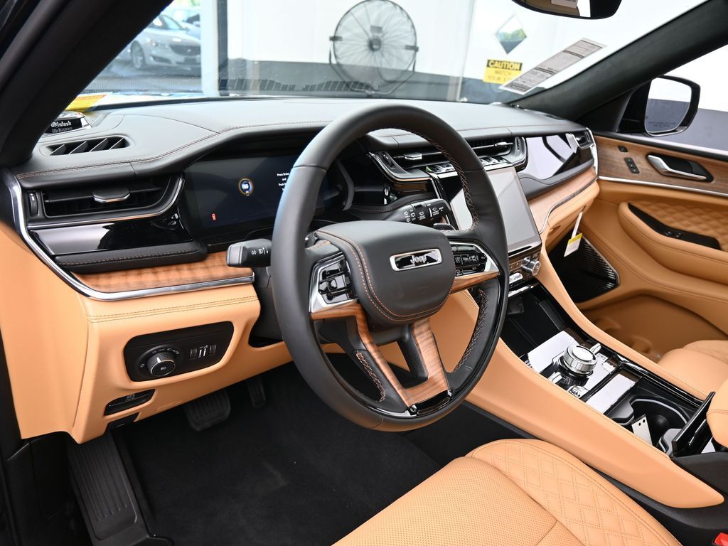 New 2025 Diamond Black Crystal Pearlcoat Jeep Summit image 10