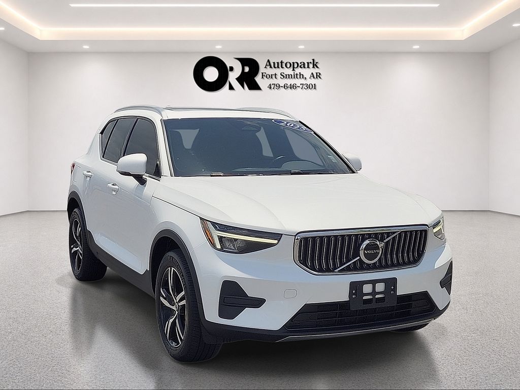 White 2025 Volvo XC40 B5 Core Bright Theme AWD SUV / Crossover All-Wheel Drive Automatic