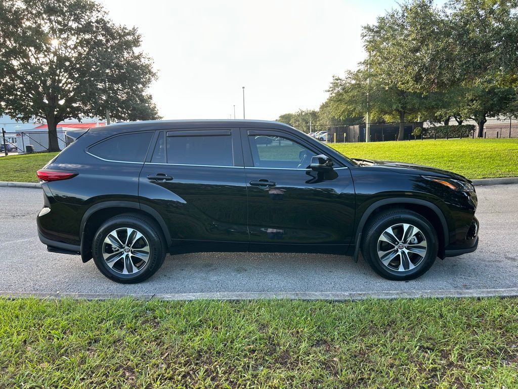 Thumbnail: 2023 Toyota Highlander - 6