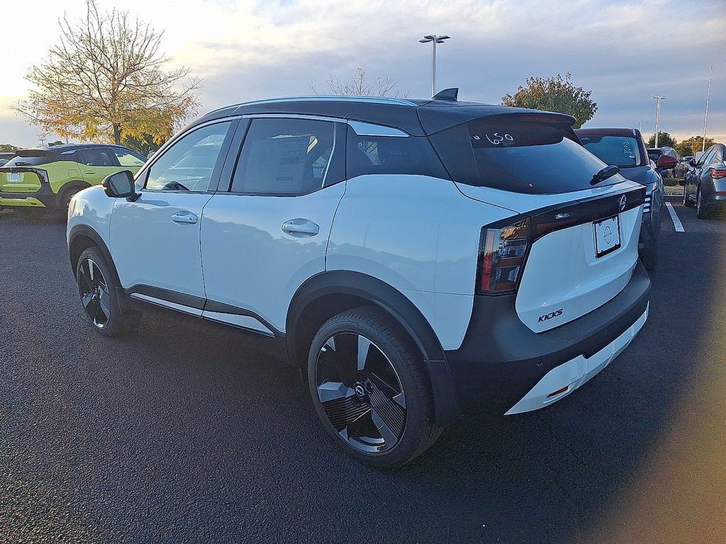 2025 Nissan Kicks SR 3