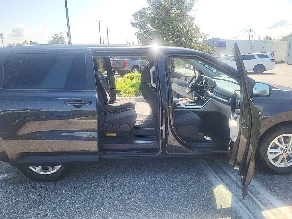2022 Black Kia Carnival LX FWD Van